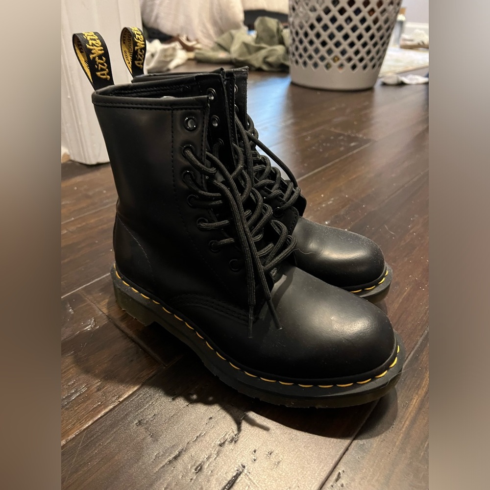 Dr. Marten’s: 1460 smooth leather lace up boots